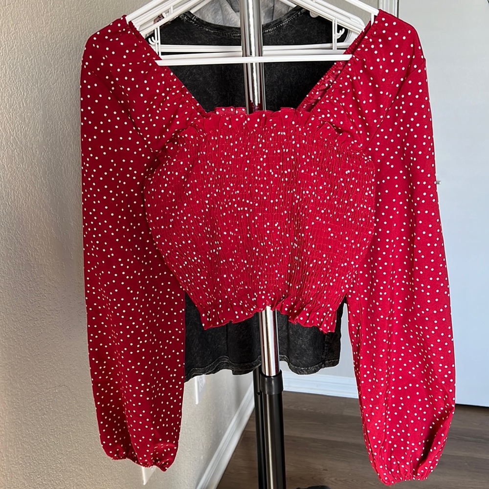 Shirred crop long sleeve - red with white polka dots
